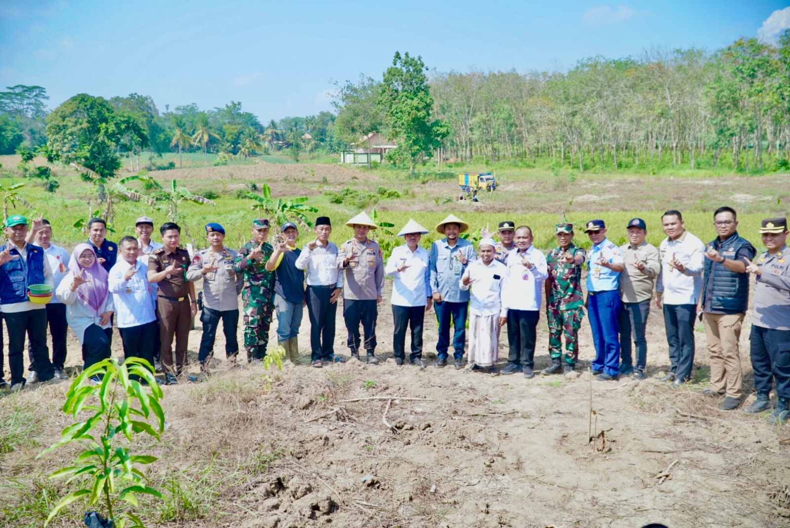 Penanaman Jagung Serentak Bersama Bupati Lampung Utara , POLRES dan Santri Pondok Pesantren Desa Baru Raharja