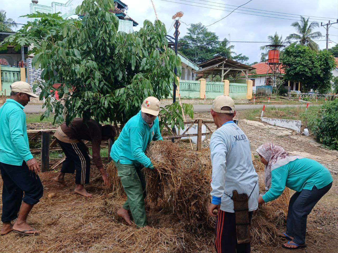 Demonstrasi Pembuatan Pupuk Kompos di Desa Cempaka Timur Dorong Petani Mandiri Kelola Pupuk Organik