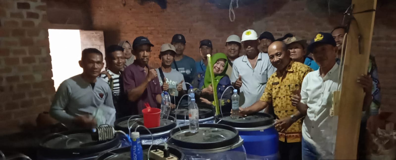 PEMBUATAN PUPUK ORGANIK CAIR (POC) UNTUK MENDUKUNG PERTANIAN BERKELANJUTAN, KECAMATAN BLAMBANGAN PAGAR