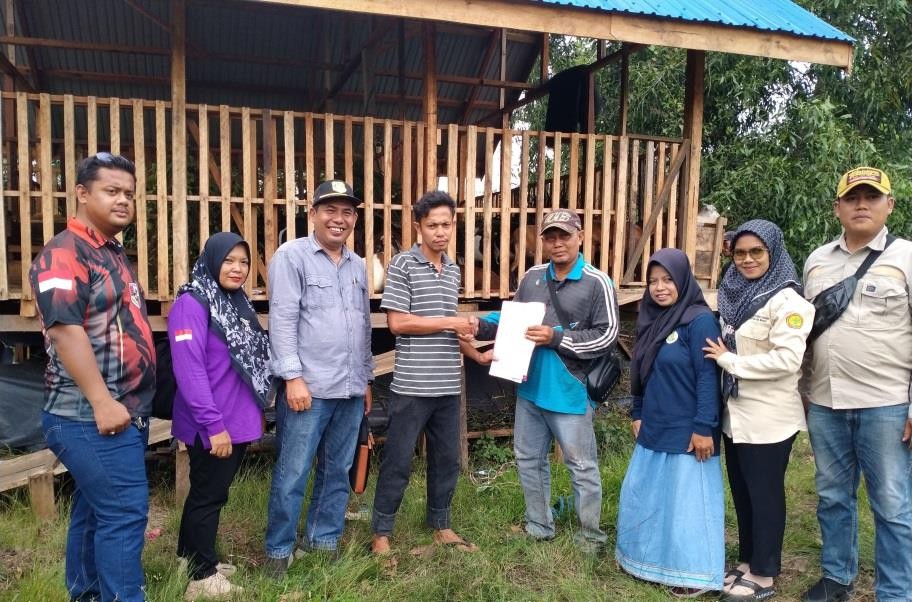 Tingkatkan Ketahanan Pangan, Pemerintah Kabupaten Kepulauan Meranti Serahkan Puluhan Ekor Kambing dan Satu Unit Kandang Kepada Kelompok Ternak Pesisir