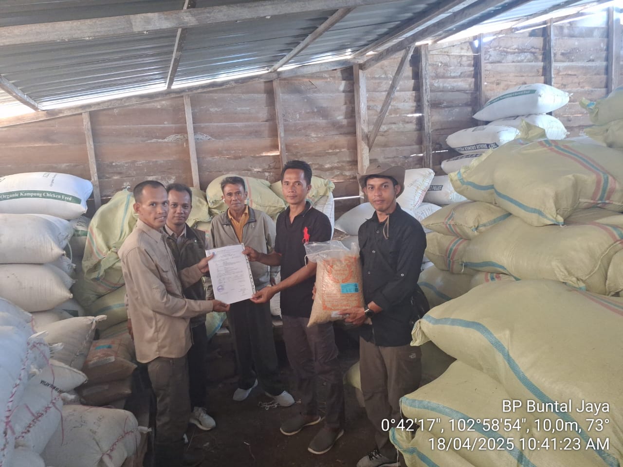 Penyerahan Benih Padi Inbrida di Brigade Pangan Buntal Jaya Desa Teluk Buntal