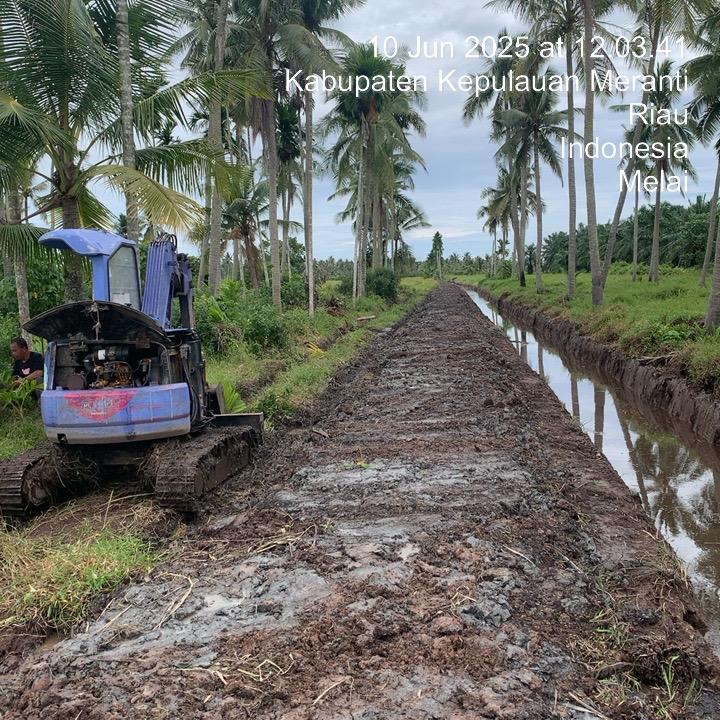 Pelaksanaan Kegiatan OPLA di Desa Sendaur, Dilakukan Pembersihan Tali Air dan Penyerahan Bantuan Pompa Air