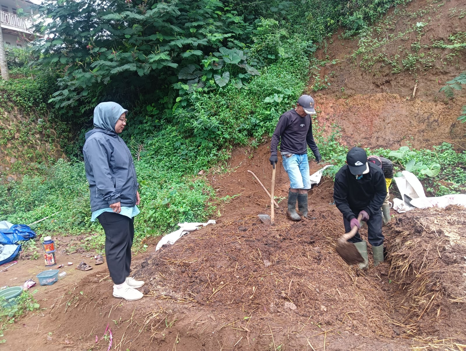 Praktik Pembuatan Kompos Sederhana dari Bahan Lokal