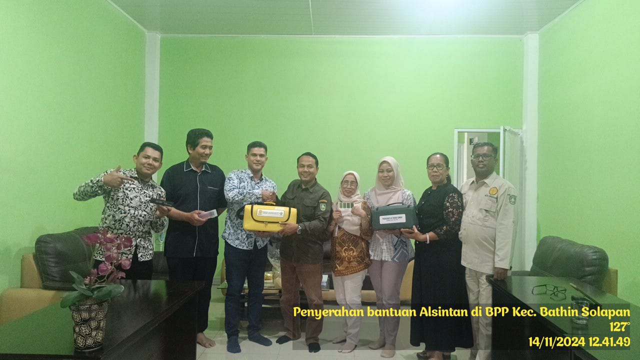 DINAS TANAMAN PANGAN, HORTIKULTURA, DAN PETERNAKAN KABUPATEN BENGKALIS SERAHKAN BANTUAN ALAT PERTANIAN KE UPT BPP BATHIN SOLAPAN