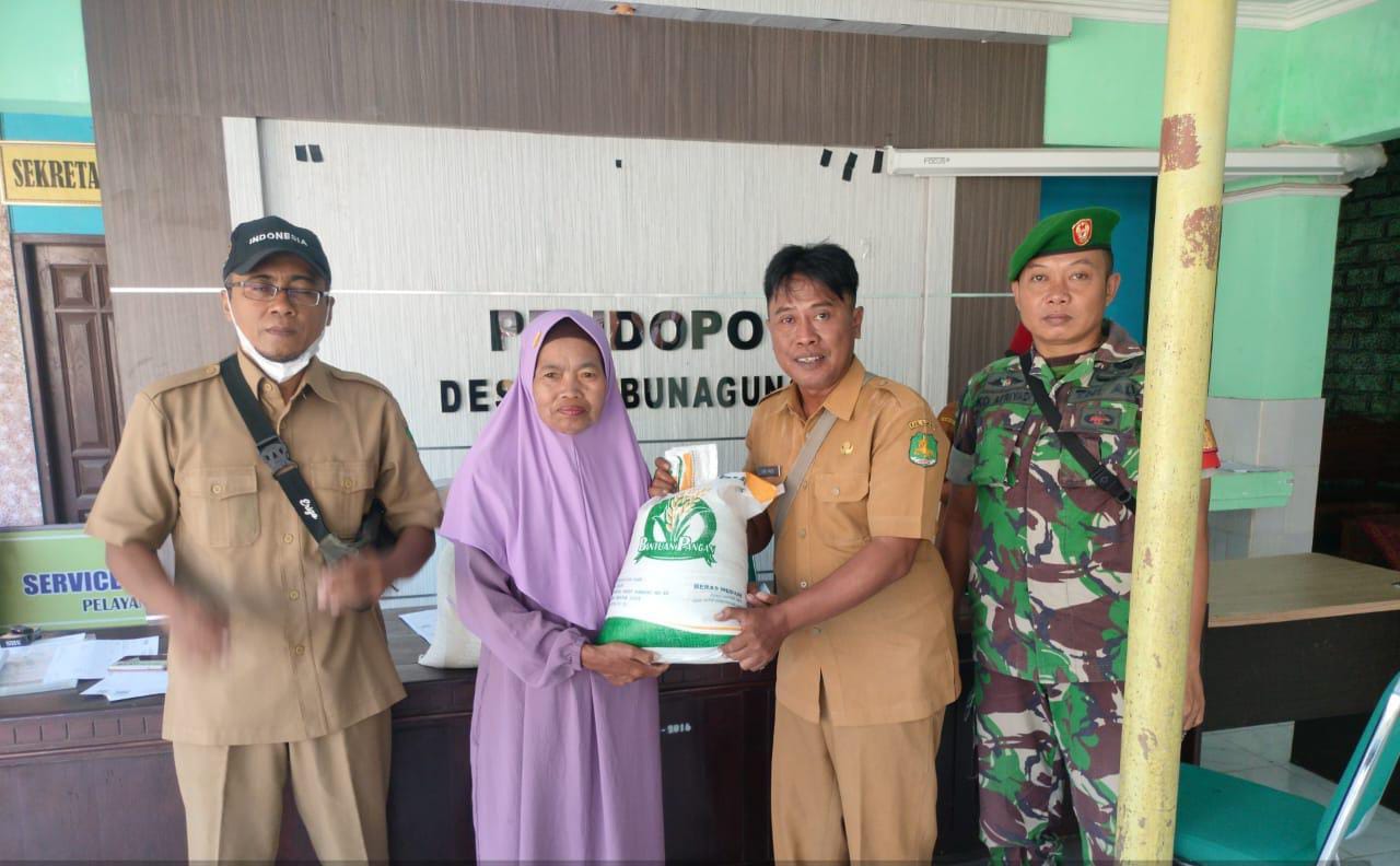 PENYULUH PERTANIAN TURUT PANTAU PENYALURAN BANTUAN PANGAN DI KECAMATAN KOTA SUMENEP