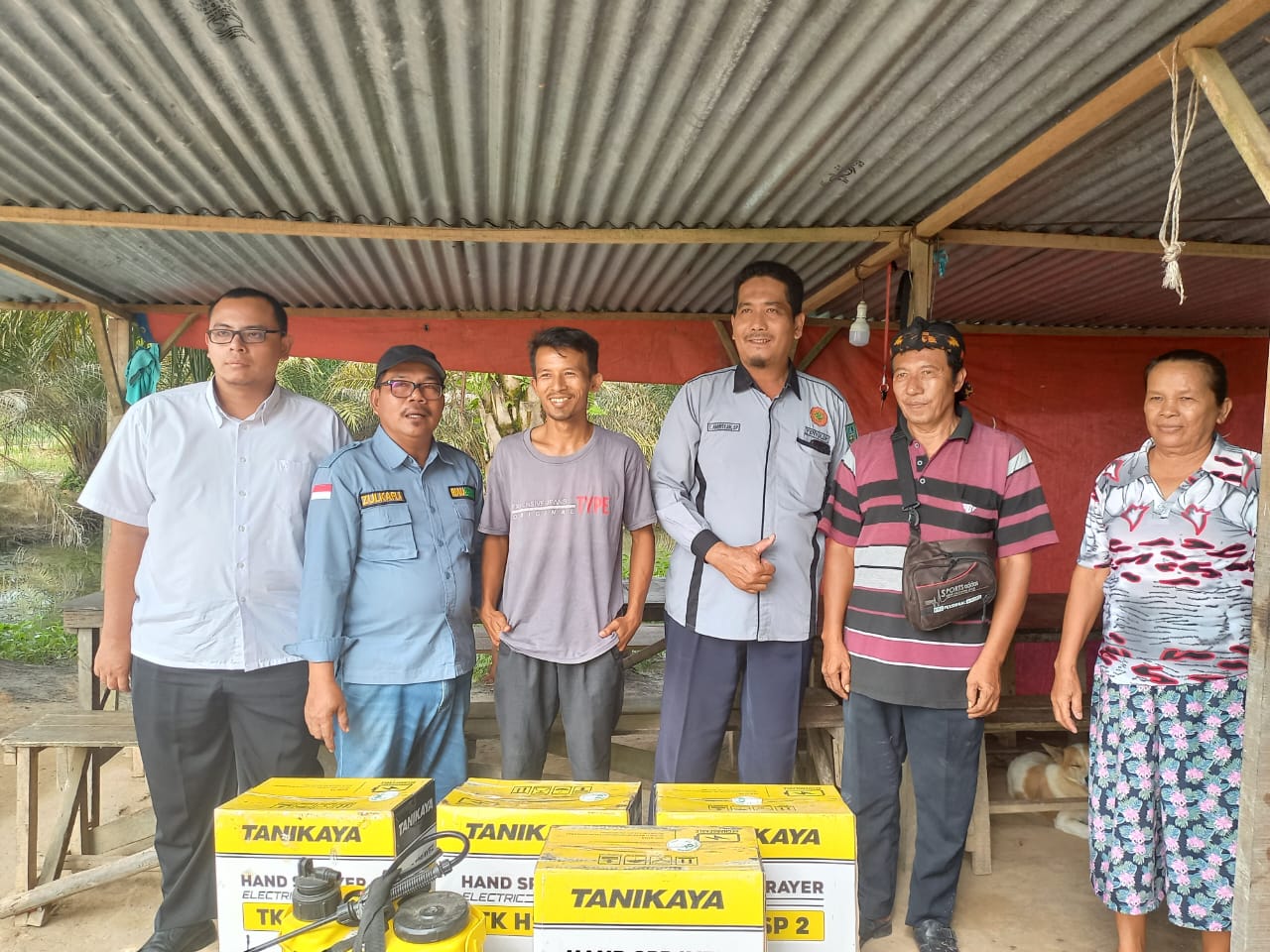 BANTUAN HAND SPRAYER POKTAN ANUGERAH MANDIRI JAYA II DESA BUMBUNG KECAMATAN  BATHIN SOLAPAN KABUPATEN  BENGKALIS.