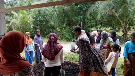 Pembuatan Kompos Dengan Menggunakan Em4.