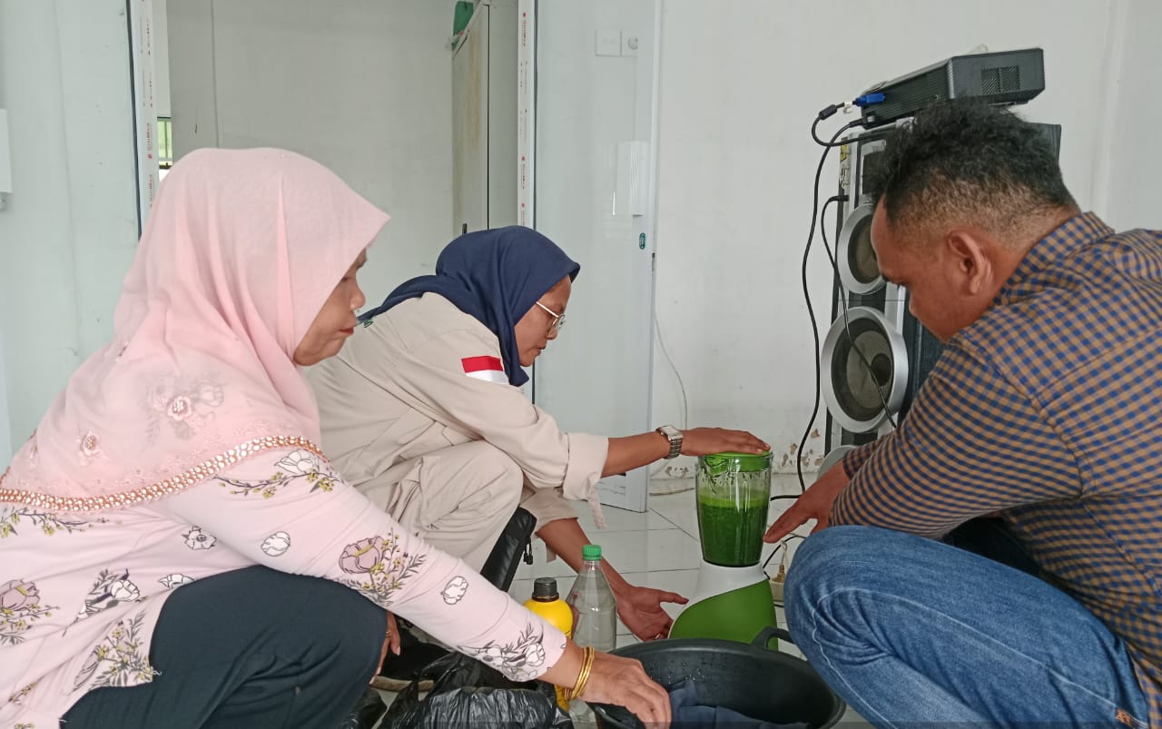 Pembuatan Pupuk Organik Cair dari Ekstra Daun Kelor