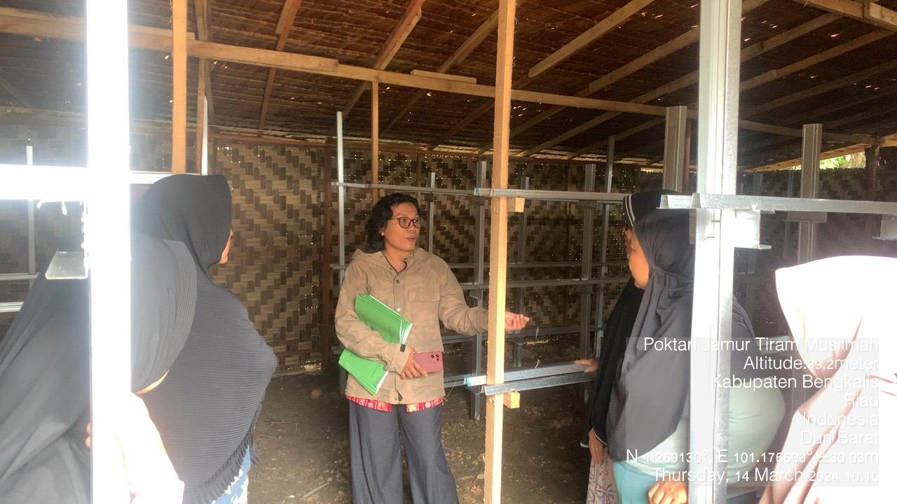 Pemberdayaan Kelompok Wanita Tani Muslimah Melalui Kegiatan Budidaya Jamur Tiram