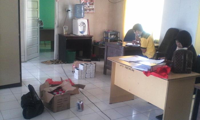 MENYALURKAN BANTUAN INSEKTISIDA DAN FUNGISIDA DI KECAMATAN BUKIT BATU