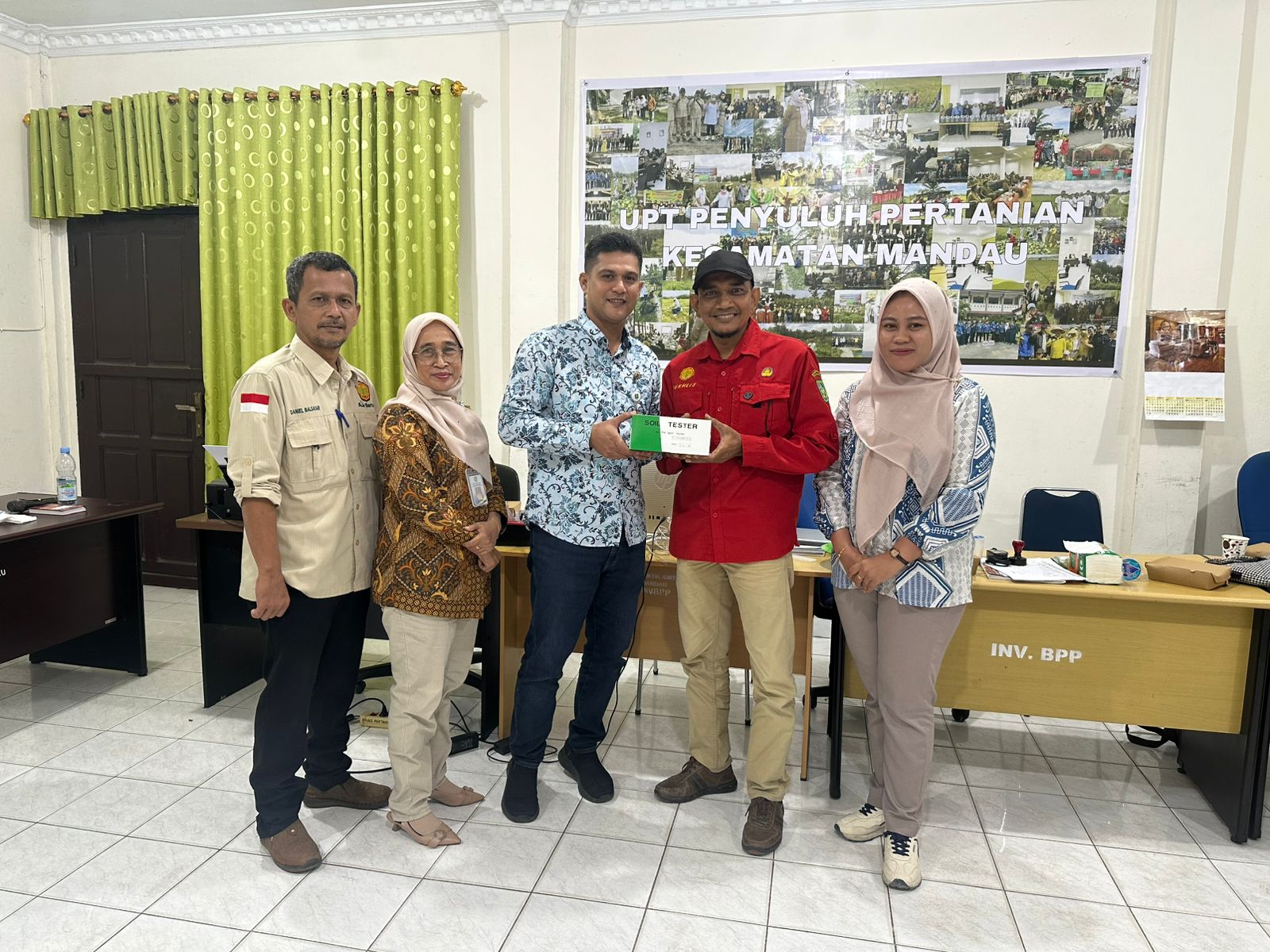 DINAS TANAMAN PANGAN, HORTIKULTURA, DAN PETERNAKAN KABUPATEN BENGKALIS SERAHKAN ALAT BANTU SOIL TESTER KE UPT BPP TALANG MUANDAU