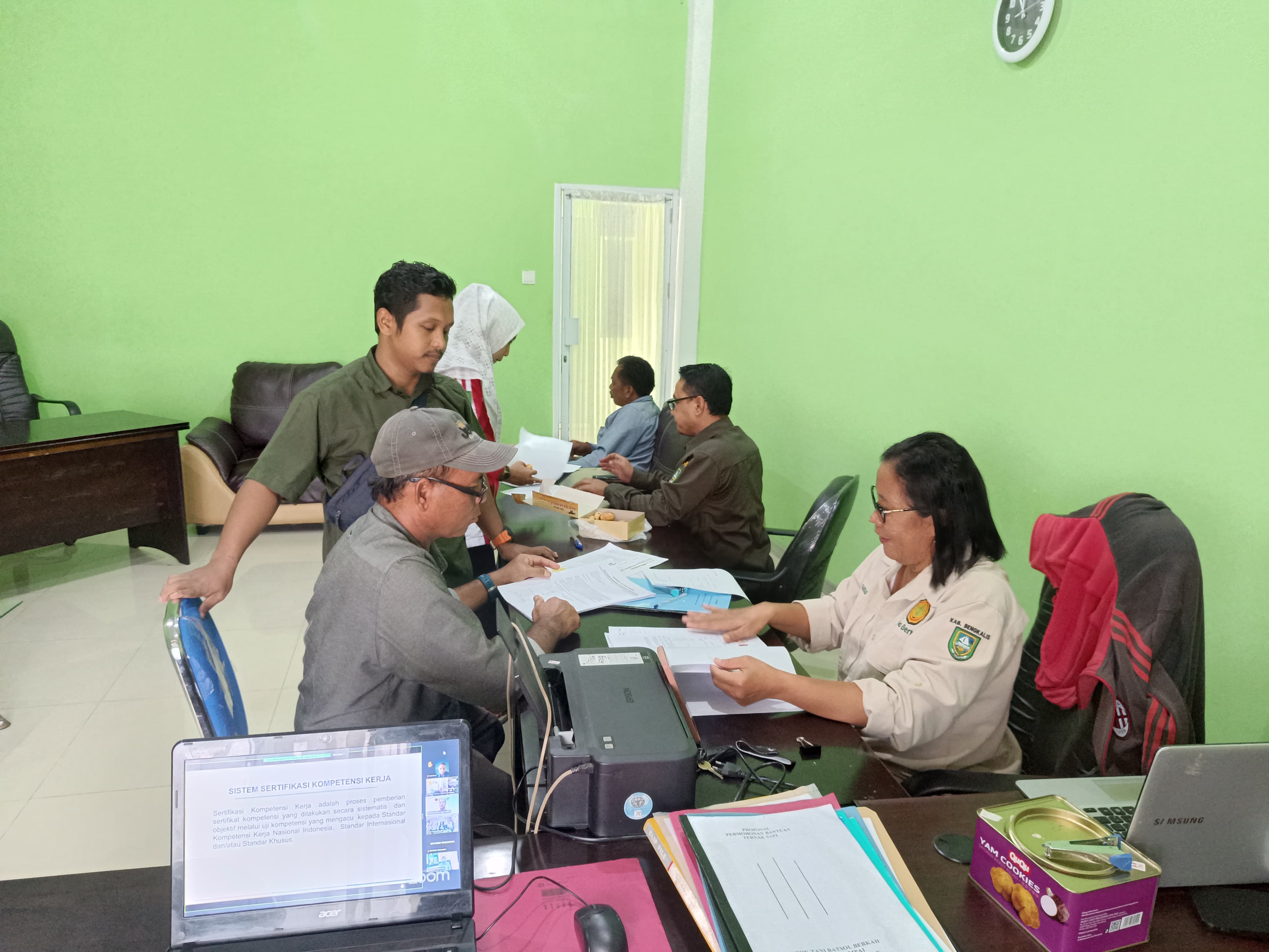 Dinas Tananaman Pangan, Hortikultura Dan Peternakan Kab. Bengkalis Melalui Upt Balai Penyuluh Pertanian Kec. Bathin Solapan Melaksanakan Pelayanan Ke Masyarakat/ Petani Dalam Pengurusan Pembuatan Kelompok Tani.