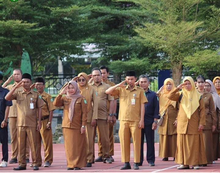 Pemerintan Kecamatan Rupat Melaksanakan Kegiatan Apel Senin gabungan, di halaman Kantor Camat Rupat