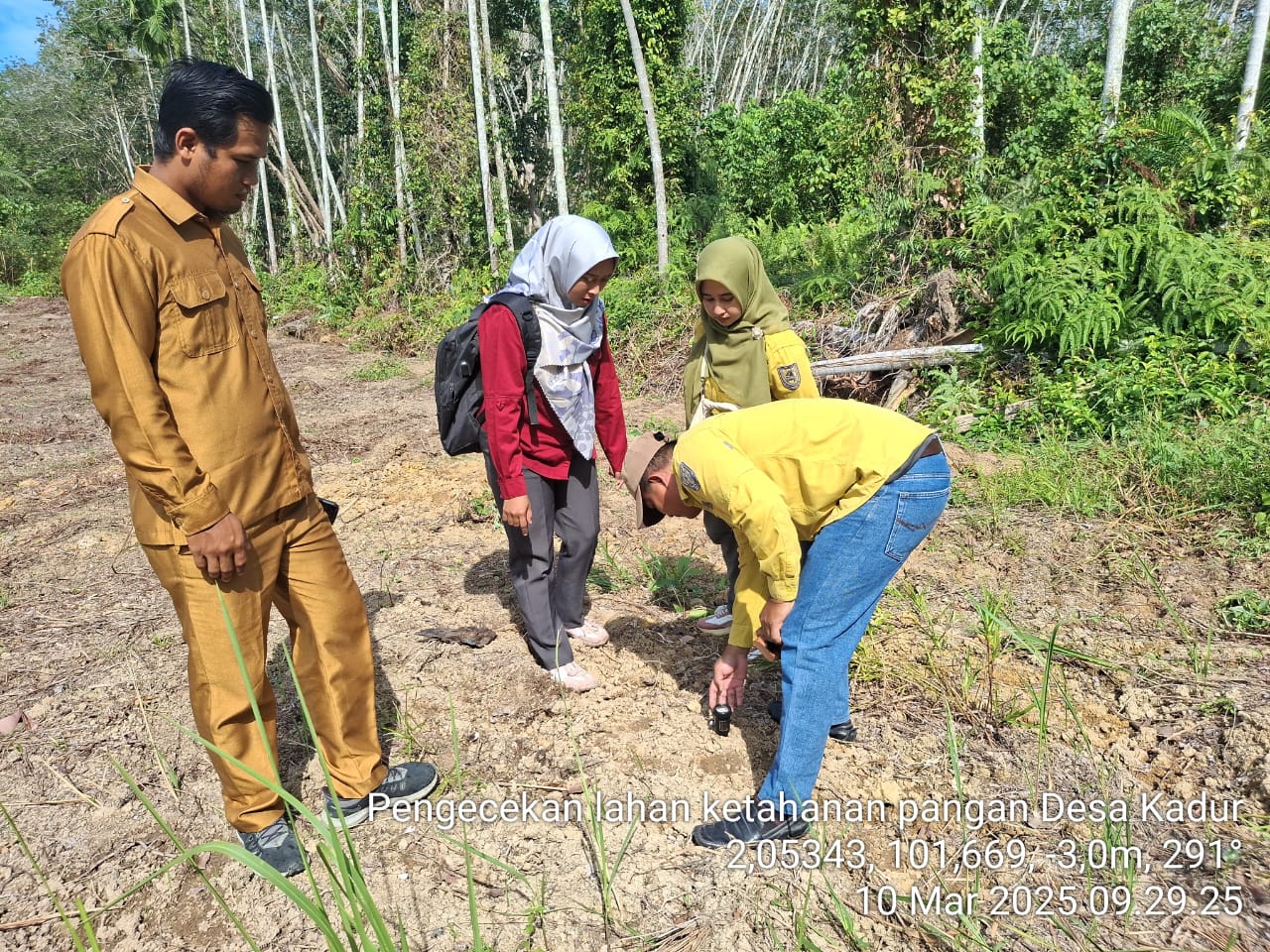 Penyuluh Pertanian Dampingi Bhabinkamtibmas dan Sekdes melaukan pengecekan PH tanah di Desa Kadur