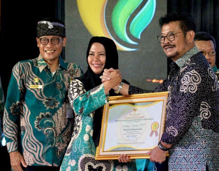 Mentan Berikan 33 Sertifikat Emas ke Champion Petani Milenial, Penyuluh Pertanian, dan P4S