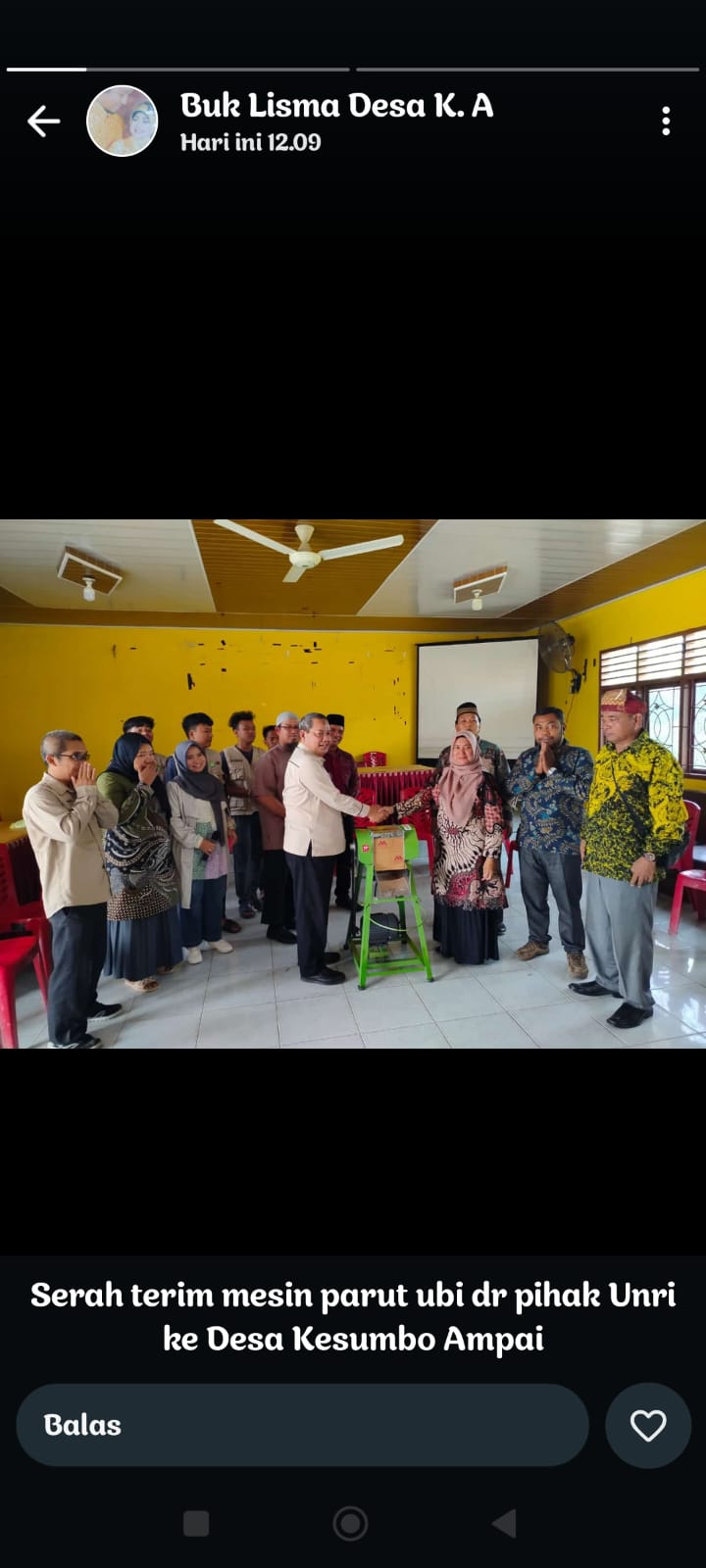 Universitas Riau Menyerahkan Bantuan Mesin Parut Ubi Ke Desa Kesumbo Ampai Kecamatan Bathin Solapan Kabupaten Bengkalis.