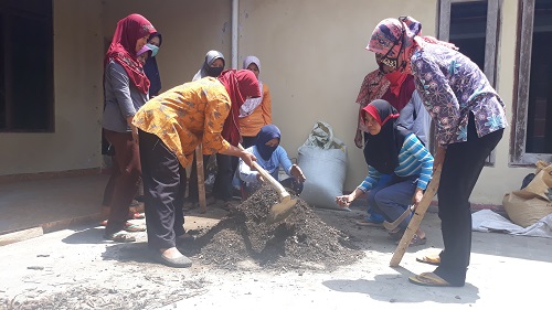 Pembuatan Media Tanam Dalam Polibek