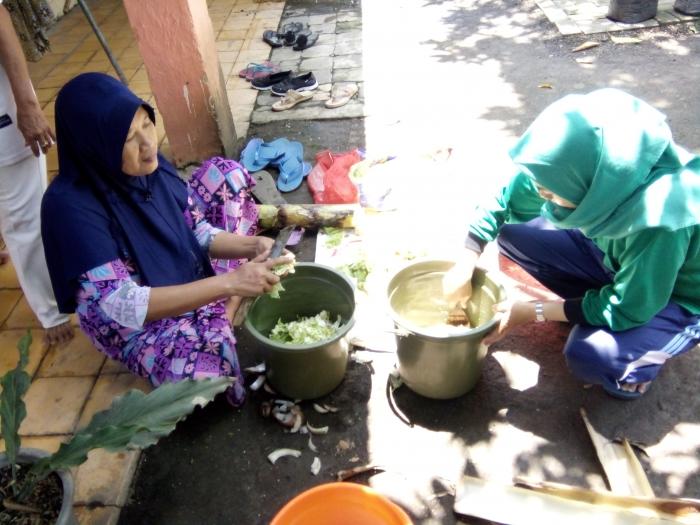 PEMBUATAN MOL (MIKRO ORGANISME LOKAL) DI KELOMPOKTANI HARAPAN DESA PARASREJO KEC. POHJENTREK