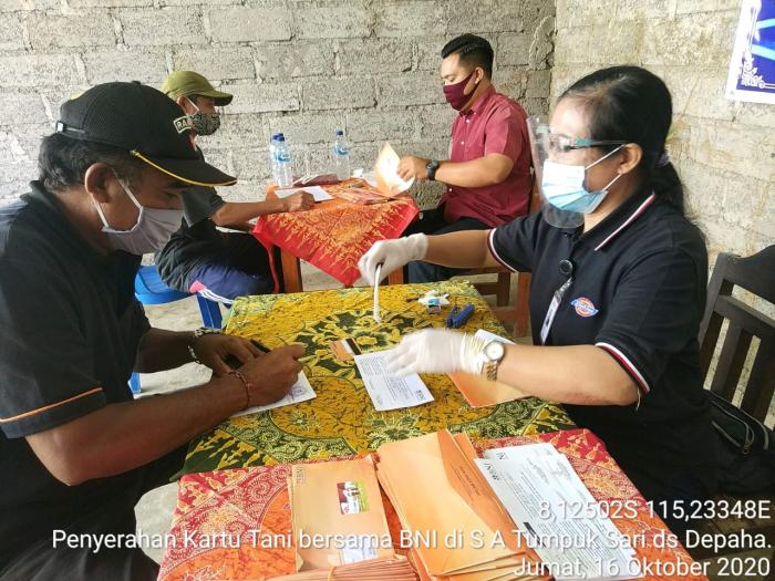 PEMBAGIAN KARTU TANI  DIDESA DEPAHA KECAMATAN KUBUTAMBAHAN KABUPATEN BULELENG-BALI