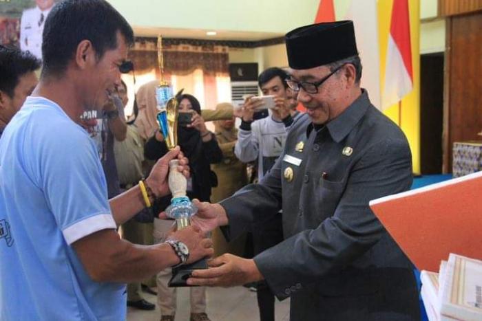 Pemberian Penghargaan Kepada Kelompok Ternak Berperestasi