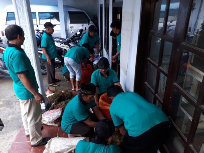 Pembuatan Pupuk Organik Sederhana Dalam Kegiatan  Sl Bawang Putih Di Poktan Sumber Makmur Kel Sarangan Kabupaten Magetan