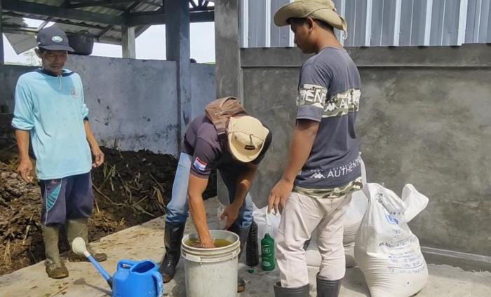 BI MENYERAHKAN RUMAH KOMPOS