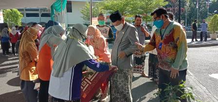 DINPERPA RAMAIKAN PASAR TANI PEMKOT PEKALONGAN