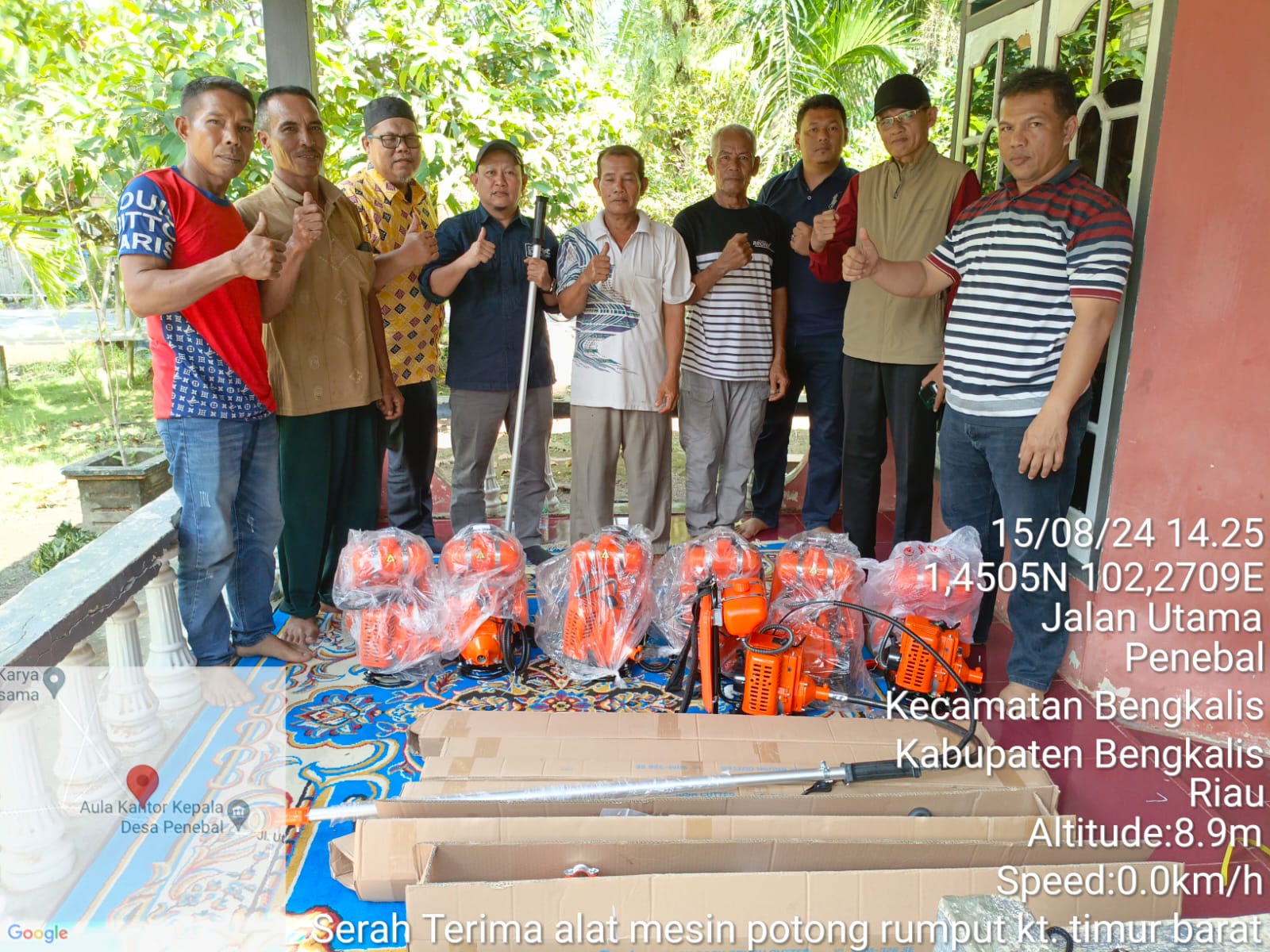 Disbun Propinsi Serah Bantuan Alat Mesin Potong Rumput ke Poktan Timur Barat