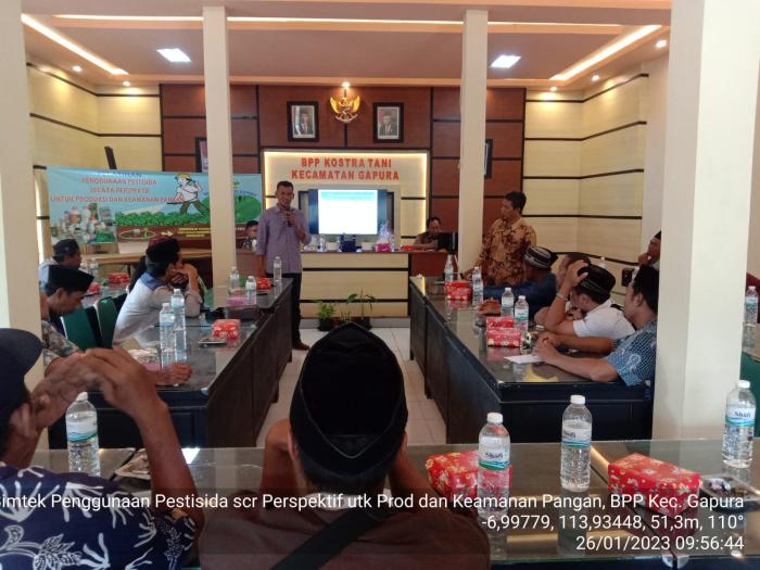 TINGKATKAN SDM PETANI, BPP KOSTRATANI KECAMATAN GAPURA GELAR BIMTEK PENGGUNAAN PESTISIDA DAN PENGELOLAAN HAMA TERPADU