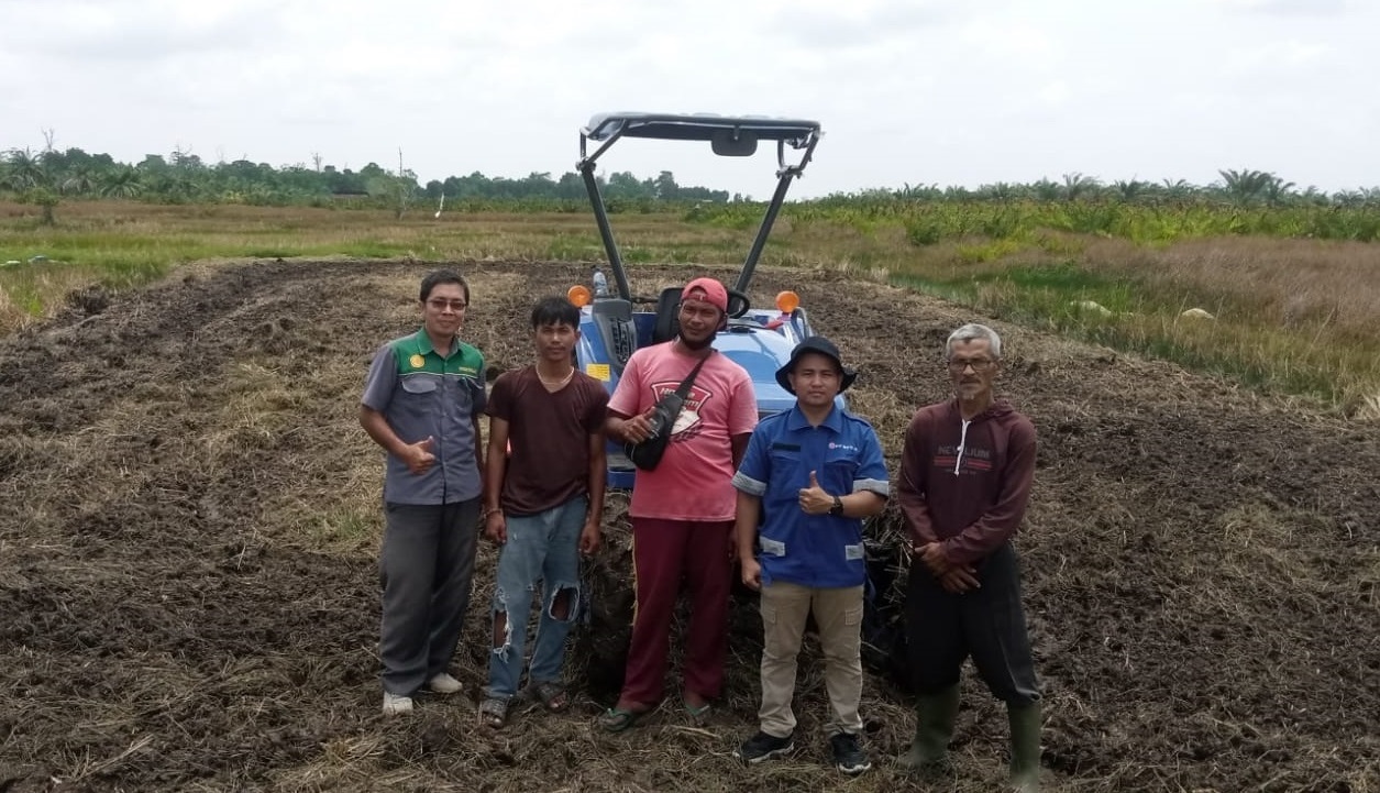 Upja Karya Bersatu Mendapat Bantuan Traktor Roda Empat