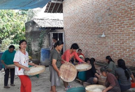 PENGOLAHAN SINGKONG MENJADI TIWUL OLEH KWT ENGGAL MUKTI  DI KAMPUNG RENO BASUKI KECAMATAN RUMBIA