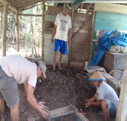 MEMBUAT PUPUK ORGANIK KEGIATAN SL (UPSUS) PADI Ds. PULO KEC. KEDUNGTUBAN
