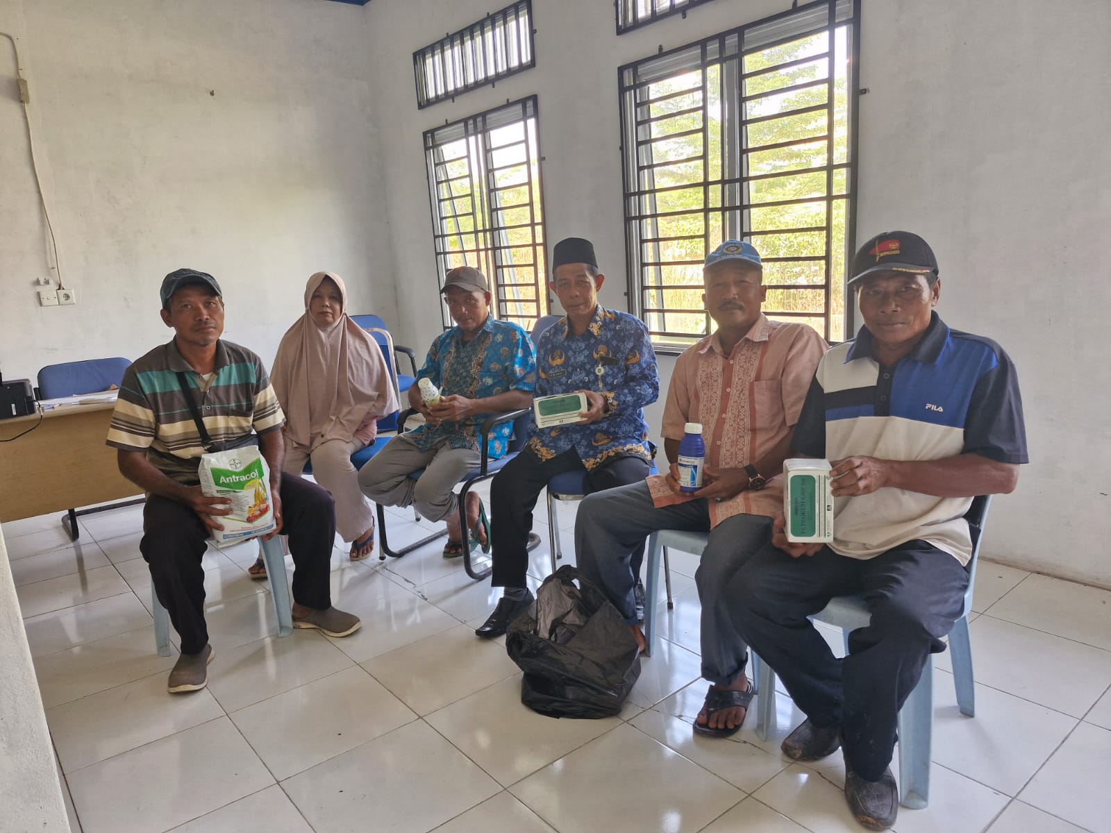 BPP KEC.RUPAT MENYERAHKAN BANTUAN RACUN KEPADA KELOMPOK TANI SIDOMULYO KELURAHAN TANJUNG KAPAL