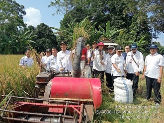 Pejabat Bupati Tanggamus Panen Padi Dengan Combine Harvester