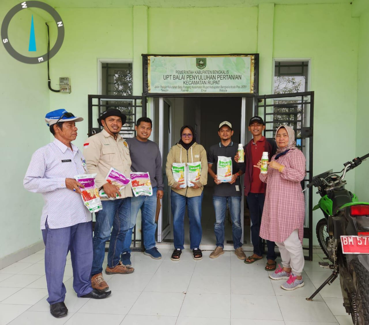 Penyerahan Bantuan Obat-obatan Dari Dinas Tanaman Pangan Hortikultura Dan Peternakan Kabupaten Bengkalis Di BPP Kecamatan Rupat